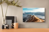 Tablou Canvas, "Solitar pe culmile munților acoperiți de nea", Scenă, Munte, Panoramă, Lac, Nor, Cer, Zăpadă, Persoană, V&acirc;rf, Natură, 39 x 26 cm, CMCL
