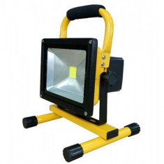 Proiector LED portabil 20W si 1800 Lumeni cu Acumulator si Suport foto