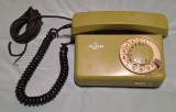 Telefon fix cu disc - TELKOM - aparat vechi din perioada socialista, anii 1980, piesa de colectie - decor
