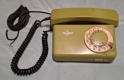 Telefon fix cu disc - TELKOM - aparat vechi din perioada socialista, anii 1980, piesa de colectie - decor foto