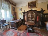 Set mobilier clasic deosebit &ndash; vitrină sculptată, birou, masă rotundă, fotoliu și ceas cu pendul