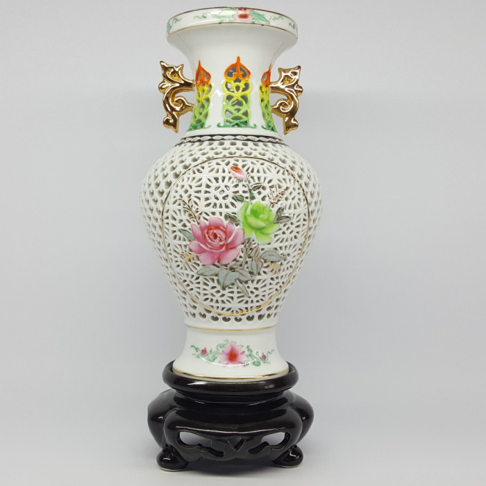 Vaza decorativa chinezeasca cu suport din portelan perforat, veche, vintage