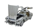 Macheta Mercedes 300 SL Gullwing 1/24 replica metal crom cu usi tip fluture