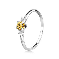Inel din aur alb de 14K – un citrin rotund cu două zirconii pe laterale - Marime inel: 54