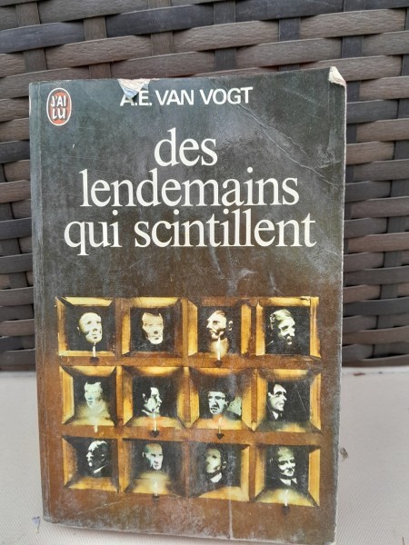 LES LENDEMAINS QUI SCINTILLENT - A.E. VAN VOGT (CARTE IN LIMBA FRANCEZA)