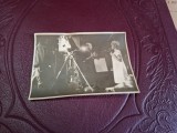 fotografie veche , alb negru , scena de pe platoul de filmare - format mic
