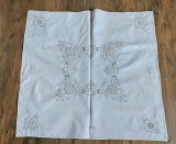 FATA DE MASA VINTAGE DIN BUMBAC BEJ CU MODEL BRODERIE SI CROSET INSERAT