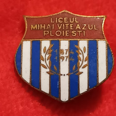 Insigna metalica-Liceul "MIHAI VITEAZUL" Ploiesti(aniversare 100 ani 1874-1974)