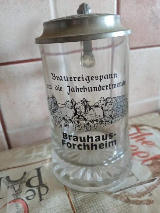 Halbă de sticlă, cu capac de metal. Proveniență: Germania. Preț 55 lei (negociabil).
