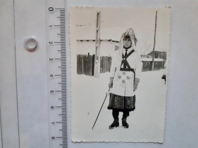 Fotografie cu t&amp;acirc;năr &amp;icirc;n costum popular 4 foto