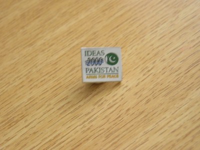 QW9 N 29 - insigna - militar - Forta de mentinere a pacii din Pakistan - 2000 foto