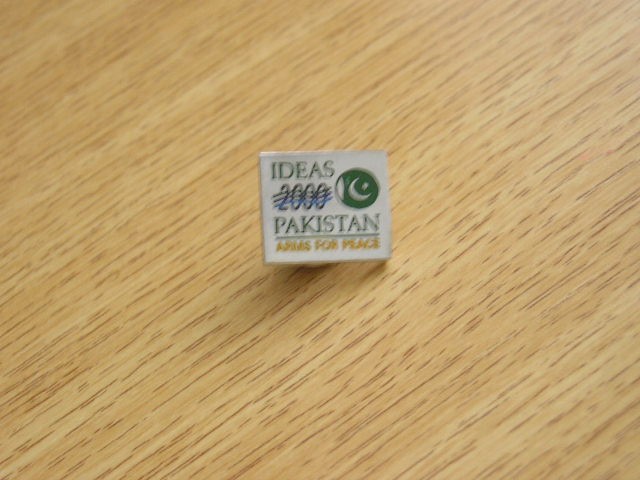 QW9 N 29 - insigna - militar - Forta de mentinere a pacii din Pakistan - 2000