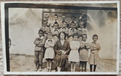Educatoare cu clasa de prescolari, 1933// foto tip CP foto