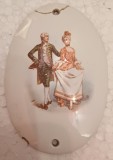 O veche si frumoasa aplica / portelan (marcat) pictat manual / scena FRAGONARD / ciobita usor &amp; sparta, dar lipita bine / 7 cm x 10 cm 50 g / RARITATE