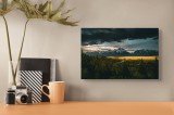 Tablou Canvas, "Răsărit peste munți &icirc;nnourați", Montagne, Pădure, Cer, Nori, Apus, Dramatic, Lumină, Peisaj, Timp, Natura, 39 x 26 cm, CMCLASS