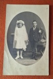 fotografie veche anii 1920 - baiat si fetita imbracata in mireasa