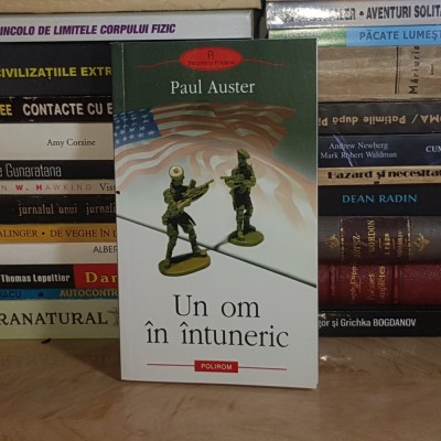 PAUL AUSTER - UN OM IN INTUNERIC ( ROMAN ) , POLIROM , 2010 * foto