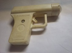JUCARIE VECHE,PISTOL PLASTIC LANTERNA,DE COLECTIE,T.GRATUIT