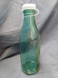 NI3-107 Sticlă rom&acirc;nească pentru lapte, cu capac original din plastic, perioada comunistă