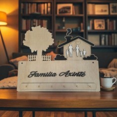Suport chei personalizat "Familia" &ndash; din lemn natur cu inserții HDF &ndash; 35x25 cm