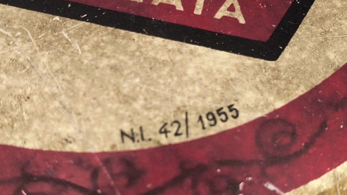 CUTIE VECHE DIN TABLA HALVA DIN SUSAN CU CIOCOLATA - 1955