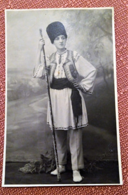 Tanar in costum popular - Fotografie tip carte postala datata 1926 foto