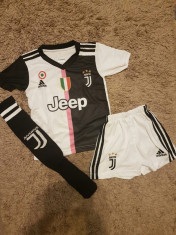 SET ECHIPAMENT COPII 4-15 ANI RONALDO JUVENTUS SEZON 2019-2020+JAMBIERE foto