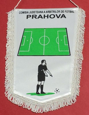 Fanion (anii 2000)--Comisia Judeteana a Arbitrilor de Fotbal PRAHOVA (dimensiuni 25x16 cm) foto