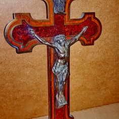 D385-Crucifix vechi intarsiat lemn nuc statuieta bronz anii 1900.