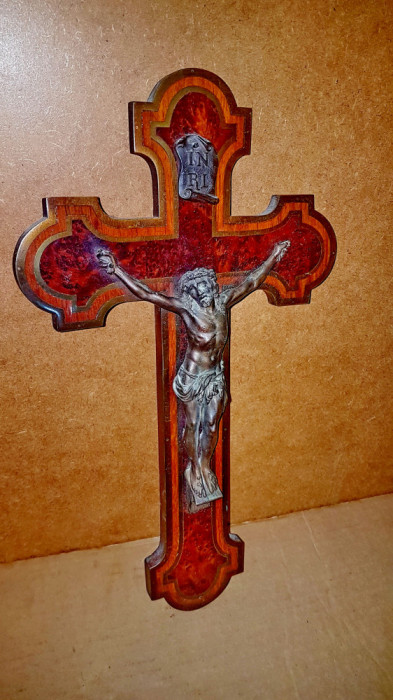 D385-Crucifix vechi intarsiat lemn nuc statuieta bronz anii 1900.