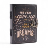 Agenda Jurnal din piele naturala cu inchidere metalica imprimata cu mesaj motivational - Never Give Up