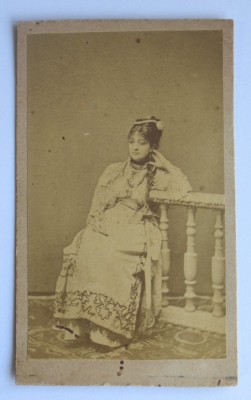 CDV Atelier Romania 1860-1870 femeie in haine de epoca foto