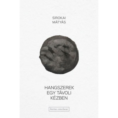 Hangszerek egy t&amp;aacute;voli k&amp;eacute;zben - Sirokai M&amp;aacute;ty&amp;aacute;s foto