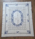 FATA DE MASA VINTAGE DIN BUMBAC CU MODEL CUSUT MANUAL IN CRUCIULIȚE