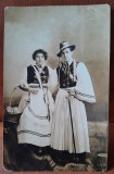 Fotografie tip carte postala, barbat si femeie in costume traditionale, perioada interbelica