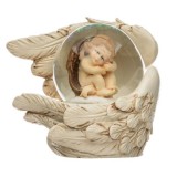 Decoratiune tip snowball pentru Craciun, ingeras cu aripi auriI, in bulgare de zapada, pe o baza sculptata in forma de aripi protectoare, inaltime 8 c