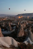 Tablou Canvas, "Zbor deasupra văilor Cappadociei", Balon, Zorii-Zilei, Peisaj, Rocă, &Icirc;nălțime, C&acirc;mpie, V&acirc;rfuri, Aer, Lumină, Priveliște, 26 x 39 cm, C