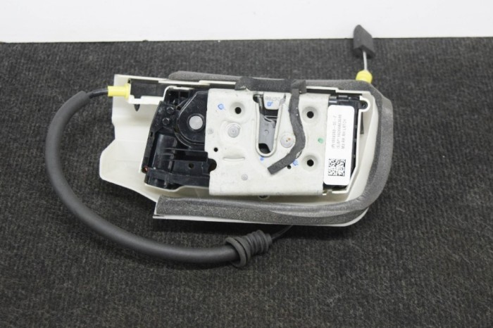 &Icirc;ncuietoare ușă dreapta spate TESLA MODEL 3 2018 OEM: 1068969-00-F 11260568