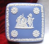 CASETA / BOMBONIERA PORTELAN WEDGWOOD BLUE JASPERWARE DECOR SCENA MITOLOGICA 10 CM
