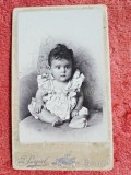 Fotografie tip CDV, copil stand pe fotoliu, inceput de secol XX