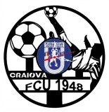 Ceas de perete decorativ realizat din disc de vinil, Model FCU Craiova 1948, Fotbalist in Foarfeca si Mingi, Text Craiova FCU 1948, Negru, 30 cm