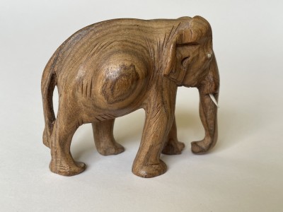 Elefant sculptat din lemn de esenta exotica foto