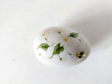 Cutie /cutiuta ceramica portelan in forma de ou, flori delicate si margini aurii