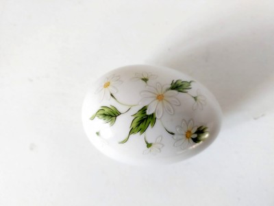 Cutie /cutiuta ceramica portelan in forma de ou, flori delicate si margini aurii foto
