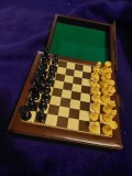 Tabla de sah cu piese magnetice-joc vintage de sah tip caseta cu sertat imbracata in piele,piesele din plastic cu magnet-joc de table de voiaj vintage