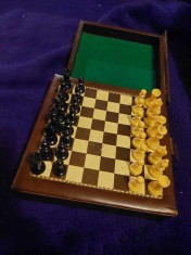 Tabla de sah cu piese magnetice-joc vintage de sah tip caseta cu sertat imbracata in piele,piesele din plastic cu magnet-joc de table de voiaj vintage