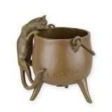 Pisicuta urcand pe un cazan-statueta din bronz BX-88