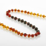 Cumpara ieftin Colier din chihlimbar pentru copii BabyJem (Culoare: Curcubeu)