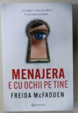 MENAJERA E CU OCHII PE TINE de FREIDA McFADDEN , 2024