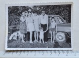 Fotografie familie cu Dacia 1100 &ndash; Rom&acirc;nia anii 1970 &ndash; vintage alb-negru